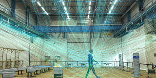 Im Forschungszentrum des Innovationslabors wird ein Mensch von Lasern lokalisiert