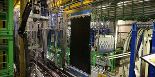 Neuer Detektor am LHCb-Experiment Ein Physiker arbeitet und baut an einem neuen Detektor für das LHCb-Experiment.