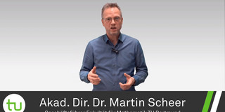 Dr. Martin Scheer Screenshot eines Videos: Ein Mann in blauem Hemd erklärt etwas.