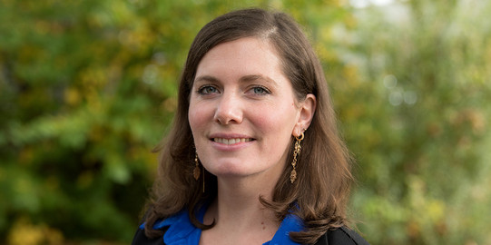 Porträt von Prof. Aude Zingraff-Hamed: Prof. Zingraff-Hamed trägt eine blaue Bluse, eine dunkle Jacke und goldene Ohrringe.