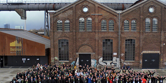Eine Gruppe von Menschen vor einem Gebäude