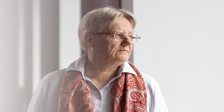 Portrait von Prof. Barbara Welzel. Sie hat kurze graue Haare und eine Brille.