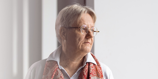 Portrait von Prof. Barbara Welzel. Sie hat kurze graue Haare und eine Brille.