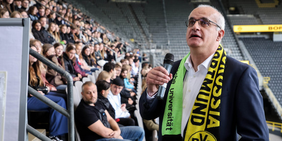 Prof. Manfred Bayer bei der Erstsemesterbegrüßung im BVB-Stadion