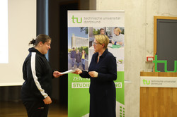 67_SchuelerUni_7852 Feierliche Übergabe erworbener Zertifikate durch die Prorektorin Studium Frau Prof. Dr. Wiebke Möhring während der Eröffnungsveranstaltung der SchülerUni für das Wintersemester 2024/2025.
