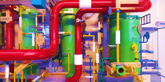 Blick auf die bunten Rohrsysteme eines biochemischen Anlagemodells