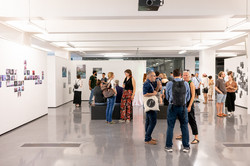 Mehrere Personengruppen stehen in der Ausstellung.