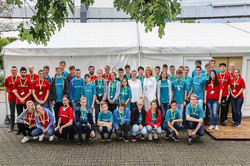 Eröffnungsfeier - Gruppenfoto vor dem Zelt 