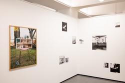 Eine weiße Wand, auf der Bilder in verschiedenen Größen angebracht sind