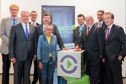 Neun Männer posieren für ein Foto mit dem Logo der TU-Startup-Stiftung