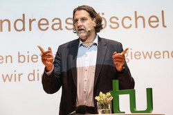 Das Foto zeigt Prof. Andreas Löschel vor einer großen Präsentationsleinwand.