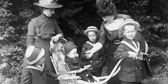 Mode.Land Familienporträt mit zwei Frauen und vier Kindern