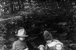 Mode.Land Familienporträt mit zwei Frauen und vier Kindern