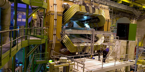 Blick in eine Experimentierhalle mit großen technischen Anlagen