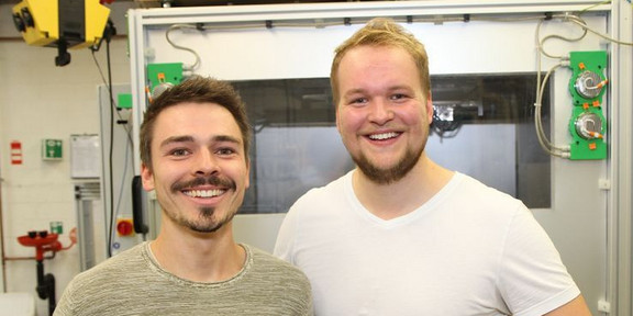 3D-Drucker EXIST Zwei Männer stehen in einer Werkstatt