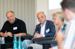 Foto: Dr. Markus Warnke, Geschäftsführer der Wübben Stiftung Bildung, bei einer Podiumsdiskussion.