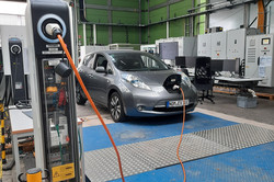 Veranstaltung "Netzdienliches Laden: E-Autos und Batteriespeicher als Netzhelfer" Ein E-Auto wird geladen.