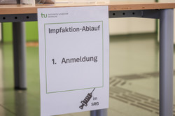 Ein Plakat auf dem "Anmeldung" steht.