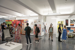 Mehrere Personen stehen in der Halle einer Kunstausstellung.