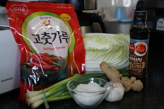 Fermentation@home Zutaten für Kimchi: Chinakohl, Frühlingszwiebeln, Ingwer, Knoblauch, Paprikapulver, Salz, Fischsauce