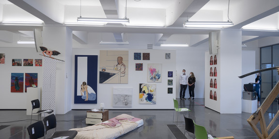 Rundgang Kunst Ausstellungsraum mit mehreren Kunstwerken