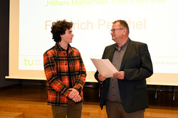 Zertifikatübergabe bei der Eröffnung der SchülerUni Zertifikatübergabe bei der Eröffnung der SchülerUni