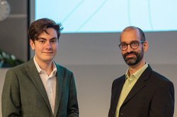 Der AStA-Vorsitzende David Wiegmann beglückwünscht Prof. Mario Botsch von der Fakultät für Informatik bei der Akademischen Jahresfeier der TU Dortmund zum Lehrpreis