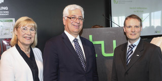 Rektorin Prof. Ursula Gather mit Prof. Dr. Dr. h.c. Constantinos Pantelides und BCI-Dekan Prof. Stephan Lütz 