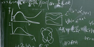 Eine Tafel ist mit mathematischen Formeln beschrieben.