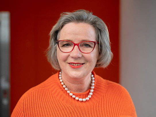 Ein Portrait-Foto der Expertin für Textil-Geschichte Dr. Beate Schmuck