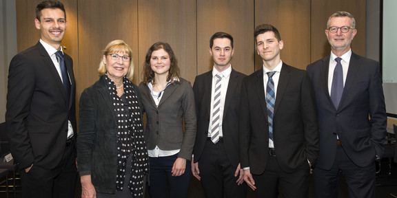 6 Personen stehend