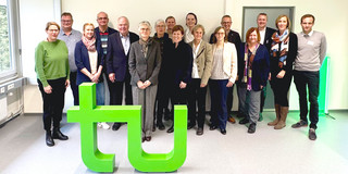 Gruppenfoto des CET vor dem grünen TU Logo