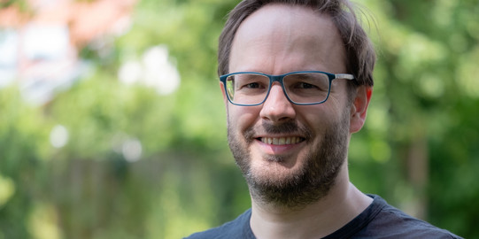 Portrait Jens Gerken Portrait eines Mannes mit Brille