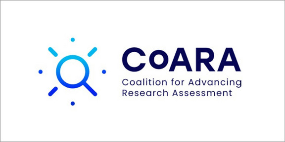 Zu sehen ist das Logo von CoARA in dunkelblauer Schrift auf weißem Grund. Daneben ist eine Lupengrafik abgebildet mit "Strahlen" drum herum.