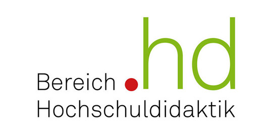 Logo Bereich Hochschuldidaktik: Schwarze Schrift auf weißem Grund, daneben ein roter Punkt und grüne Buchstaben h und d.