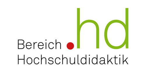 Logo Bereich Hochschuldidaktik: Schwarze Schrift auf weißem Grund, daneben ein roter Punkt und grüne Buchstaben h und d.