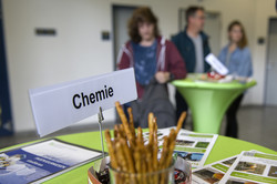 Die verschiedenen Studienfächer sind mit Informationsmaterialien auf Stehtischen bestückt.