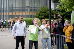 Prof. Tessa Flatten lässt ein Signalhorn erklingen, der Moderator des Events und Christoph Edeler, Leiter des Hochschulsports, stehen daneben