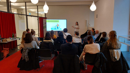 Student*innen schauen sich eine Präsentation an