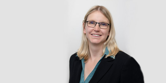 Porträt von einer Frau Prof. Olga Kunina-Habenicht vor weißem Hintergrund.