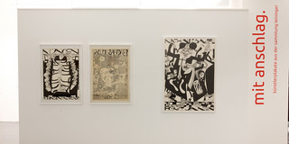Drei Plakate der Ausstellung und an der rechten Seite in roter Schrift mit anschlag.
