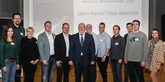 Open Round Table streamUP 2020 Eine Gruppe von Menschen schaut in die Kamera