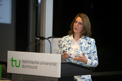 Preisträgerin Prof. Schad bei ihrer Rede Preisträgerin Prof. Schad bei ihrer Rede