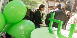 TU Logo auf einem Tisch und TU-Luftballons