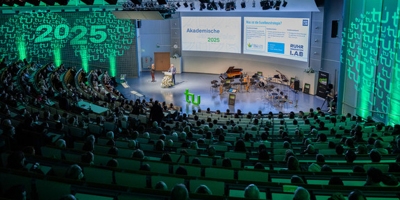 A photo of the packed auditorium at the TU Dortmund University's annual Academic Anniversary Celebration. Rector Prof. Manfred Bayer is standing at the lectern.