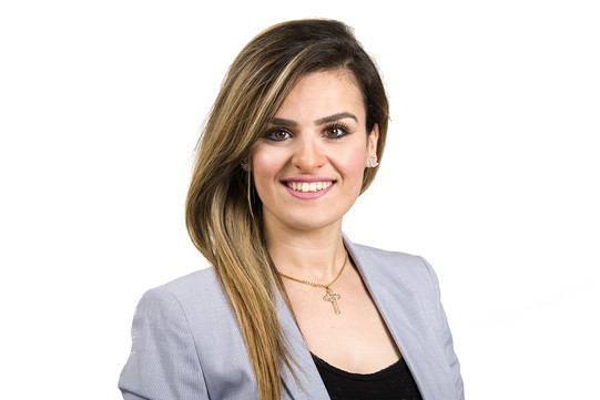 Porträt einer Stipendiatin und sie trägt einen grauen Blazer