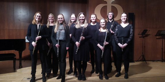Gruppenbild des Ensembles "TU Flutes", die Musiker*innen halten ihre Flöten in der Hand