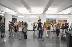 Rundgang Kunst Hauptraum Viele Menschen stehen in einer Kunstausstellung.
