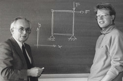 Der erste Lehrpreisträger Prof. Kessel aus dem Institut für Mechanik der Fakultät Maschinenbau mit einem Studierenden.