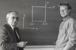 The first teaching award winner Prof. Kessel from the Institute of Mechanics of the Faculty of Mechanical Engineering with a student.